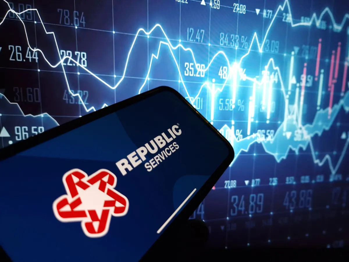 Cổ phiếu Republic Services (RSG) có đang kém hiệu suất so với Nasdaq?