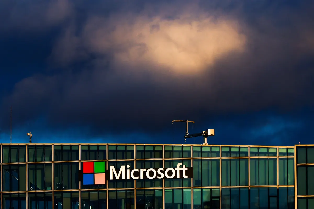 Cổ phiếu Microsoft vượt rào lớn, vẫn kém S&P 500