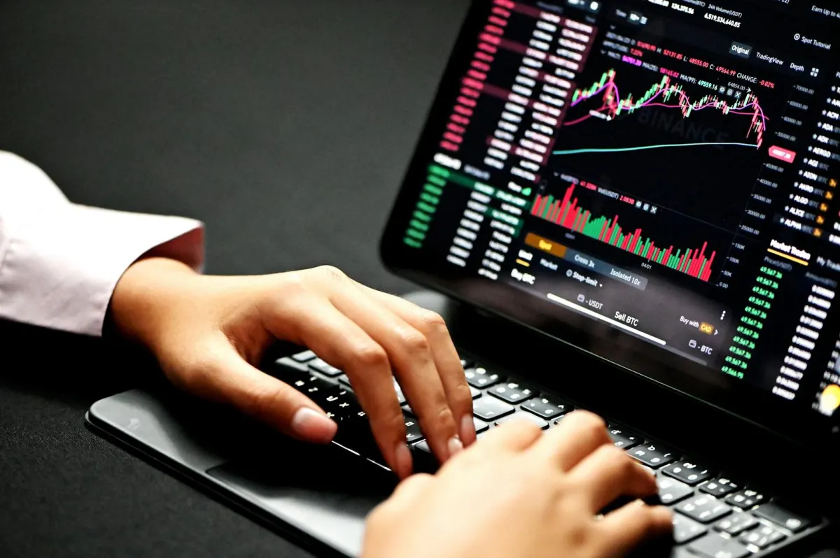 Giao dịch cổ phiếu token tăng 288% tháng 7, QQQ chiếm 82%
