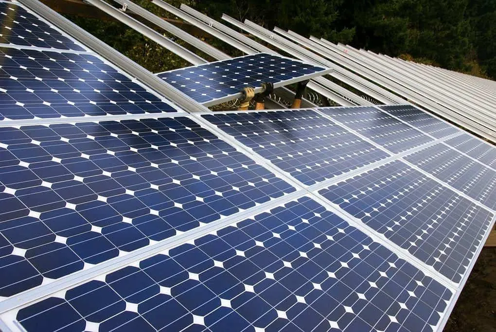 First Solar giảm 5% sau khi rút đơn kiện, cổ phiếu năng lượng mặt trời biến động trái chiều