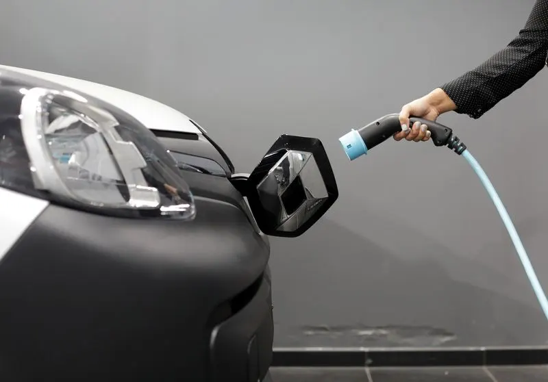 Giá xăng tăng vọt thúc đẩy doanh số xe điện tại châu Âu