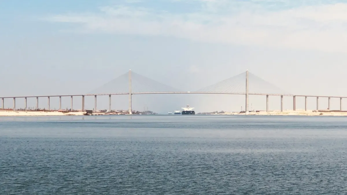 Tàu dầu đổ về kênh đào Suez khi rủi ro Biển Đỏ gia tăng