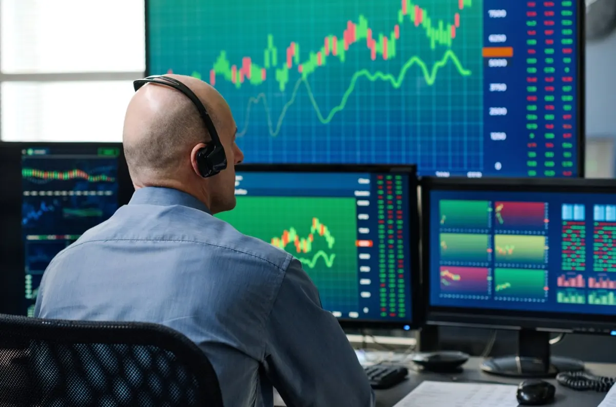 Fed thay đổi chính sách: S&P 500 sẽ biến động mạnh?