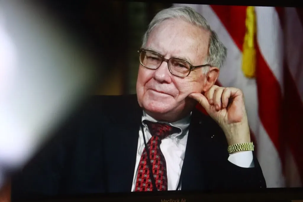 Warren Buffett tự tay chốt thương vụ mua Alphabet