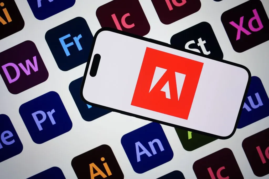 Adobe giao dịch 10 lần EPS năm tới - Cơ hội mua?