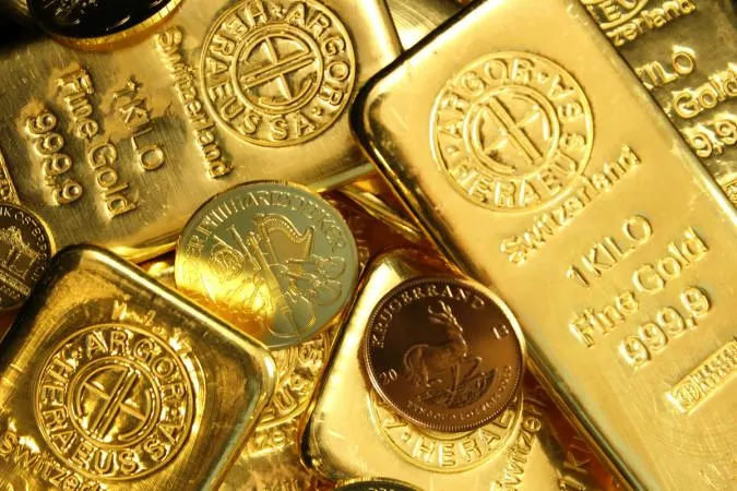 Bitcoin, chứng khoán giảm điểm, vàng ngược dòng tăng
