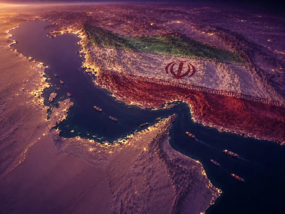 Căng thẳng Eo biển Hormuz: Hai tàu dầu vướng mìn, giá dầu vọt