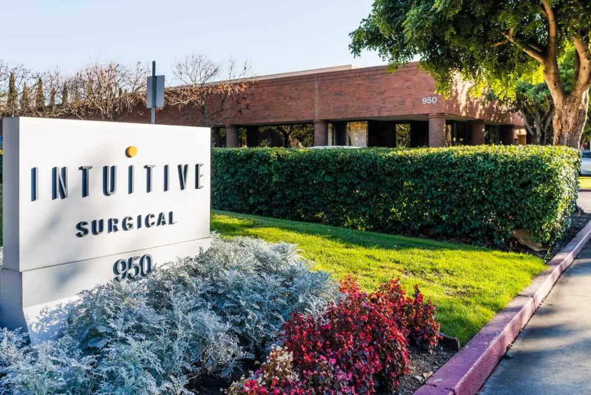 Oppenheimer nâng cấp Intuitive Surgical: Lý do đầu tư