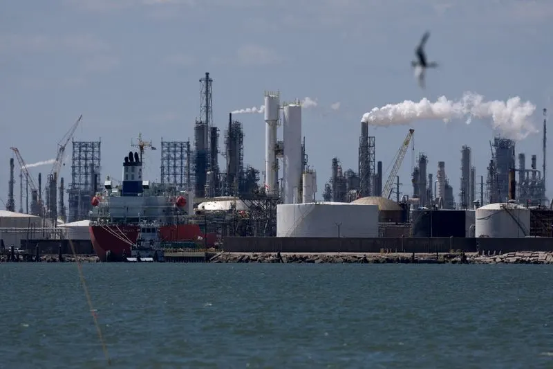Giá dầu giảm hơn 1% do OPEC+ tăng sản lượng