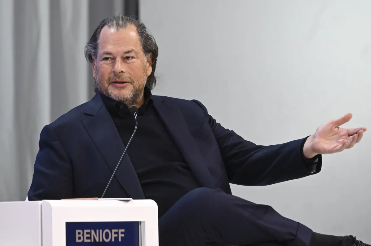 Salesforce tăng 12% nhờ AI và đầu tư Anthropic