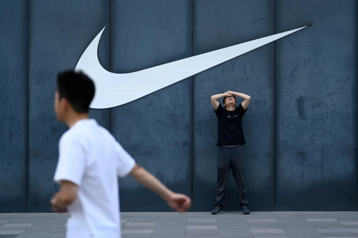 Cổ phiếu Nike chạm đáy 11 năm: Cơ hội hay rủi ro?