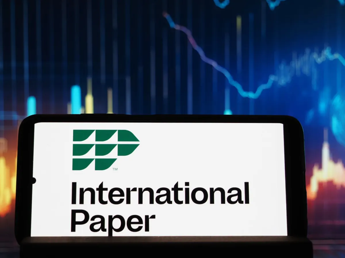 International Paper (IP) có underperform Dow Jones?
