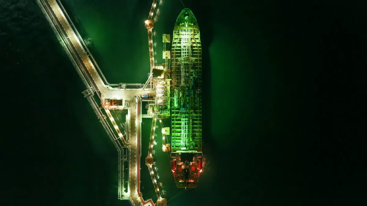 Tàu Dầu Saudi Lặn Đèn Qua Bab al-Mandeb: Tránh Kiểm Soát