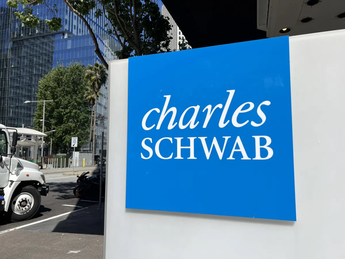 Lợi nhuận Charles Schwab tăng 32% nhờ nhà đầu tư mua đáy