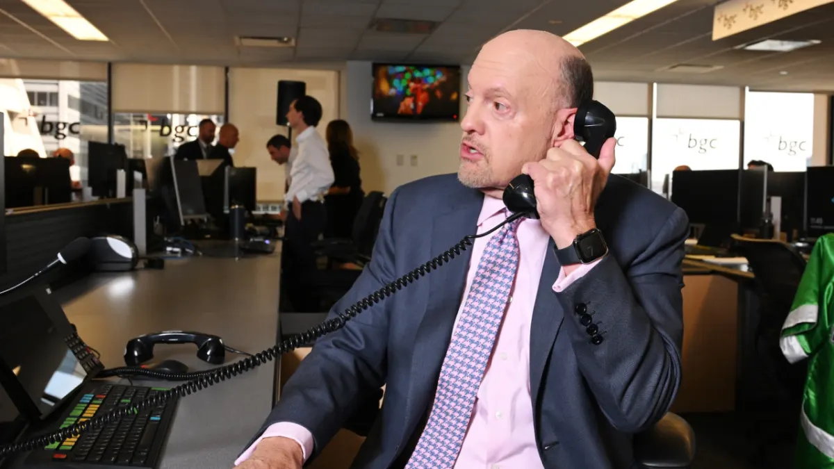 Wall Street bỏ AI, mua Salesforce, Walmart - Jim Cramer