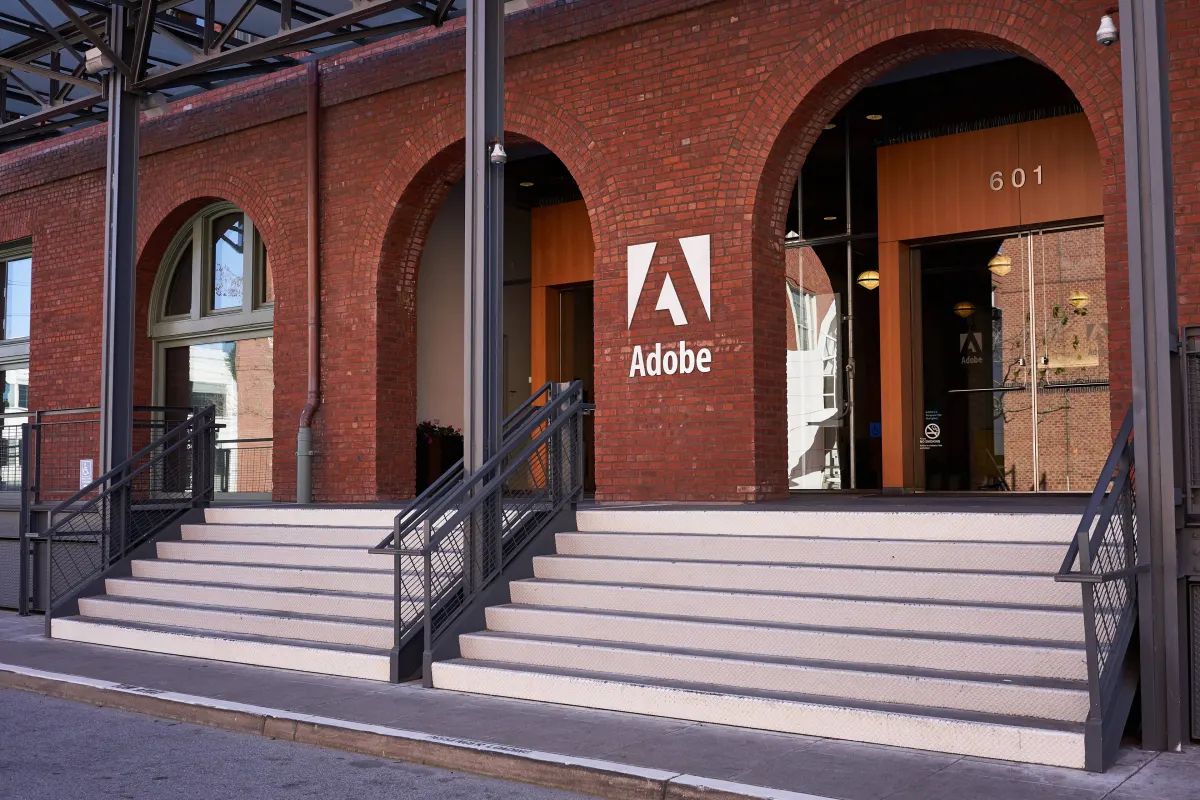 JPMorgan Hạ Mục tiêu Giá Adobe Dù Kết Quả Tốt