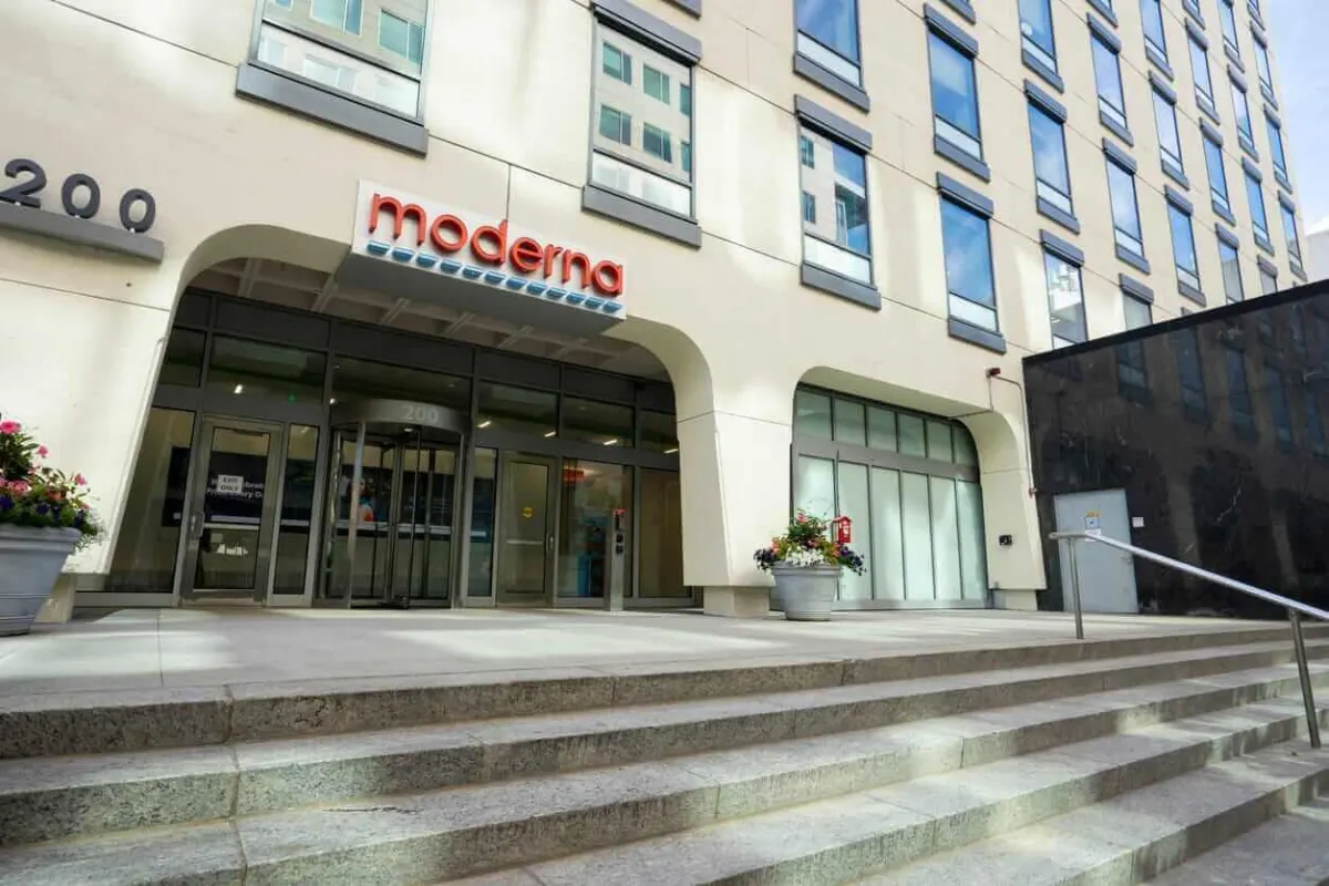 Cổ phiếu MRNA tăng mạnh nhờ FDA phê duyệt vắc-xin cúm Moderna