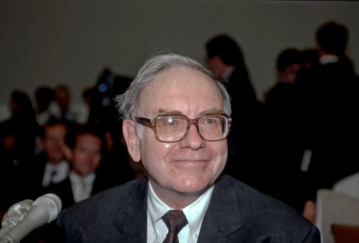 Buffett chuộng Apple hơn Alphabet, Wall Street bất đồng