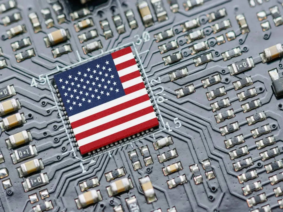 Mỹ muốn siết linh kiện ngoại trong máy chủ và chip AI