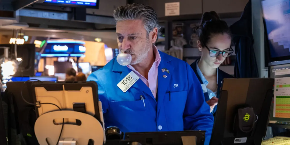 S&P 500 giảm nhẹ nhưng vẫn gần kỷ lục