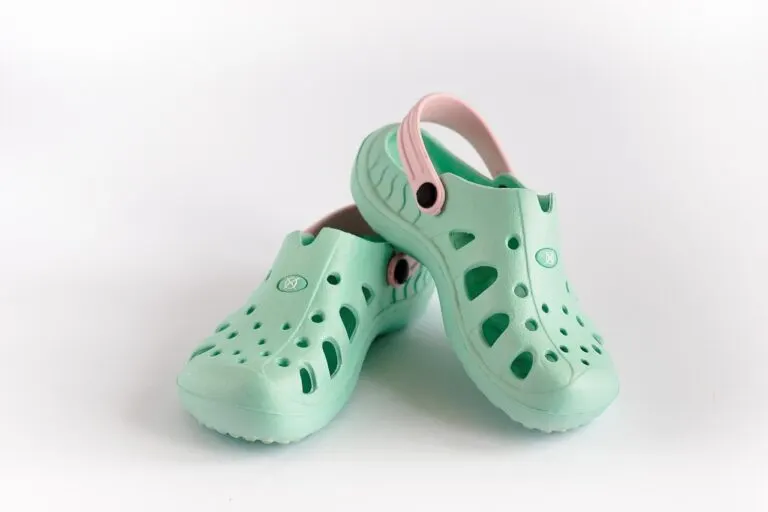 Có nên mua cổ phiếu Crocs (CROX) ở thời điểm hiện tại?