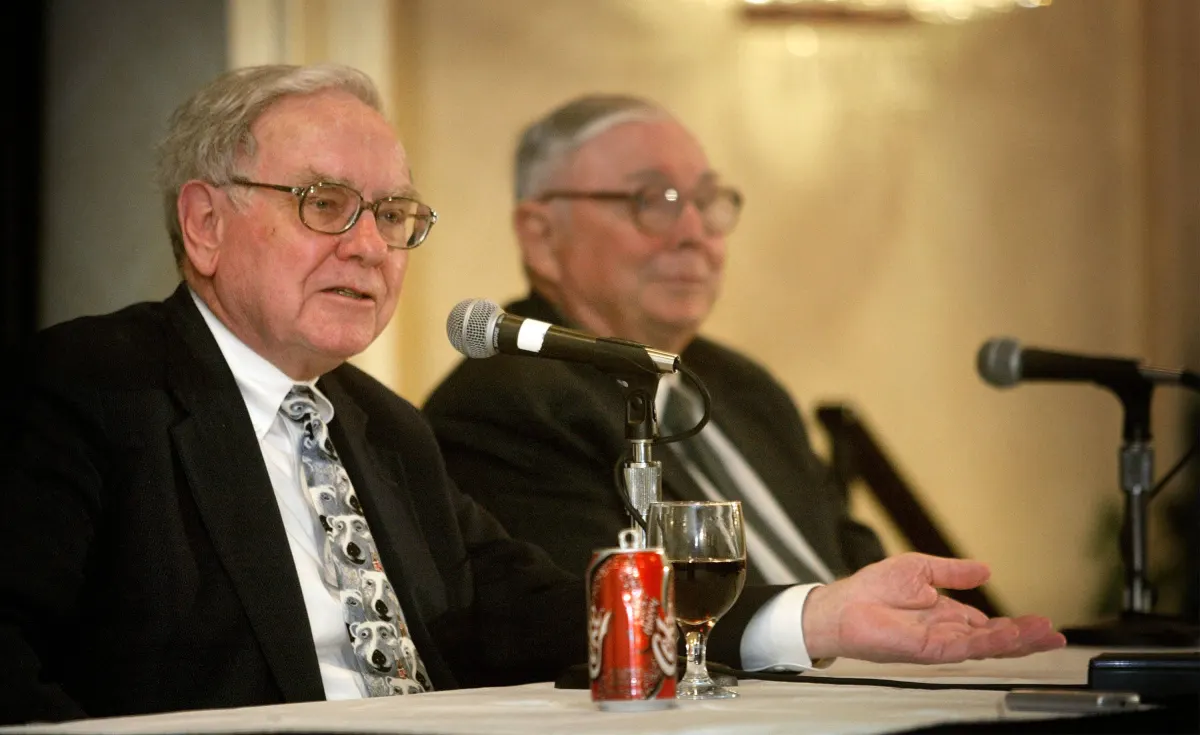 Warren Buffett bất ngờ gom mạnh cổ phiếu bán lẻ Macy's
