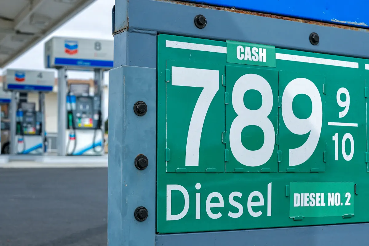 Giá Dầu Gần 100 USD: Trump Đề Cấm Diesel, Căng Cấp Cung