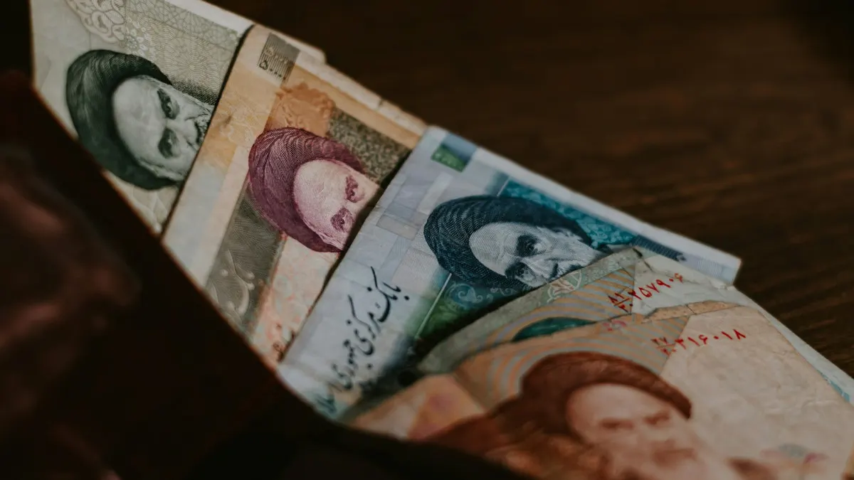 Iran nhắm giá dầu $130/thùng, 50 tàu mắc kẹt ở Vịnh