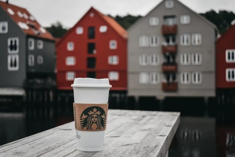 Vì sao cổ phiếu Starbucks (SBUX) giảm dù giá cà phê hạ nhiệt?