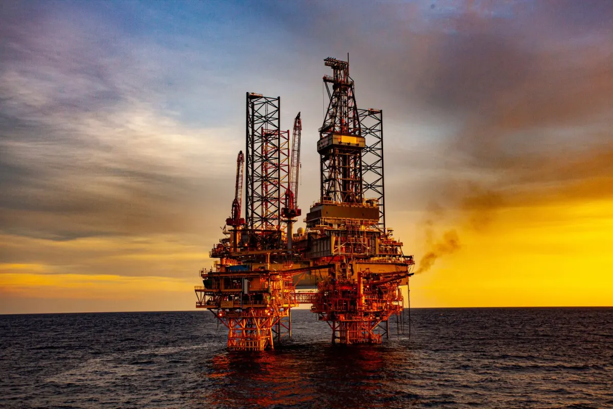 Hiệu suất cổ phiếu Expand Energy (EXE) so với ngành năng lượng