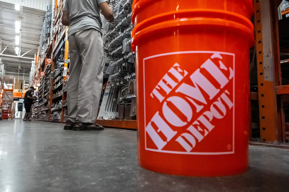 Home Depot giữ dự báo dù thị trường nhà đất đóng băng