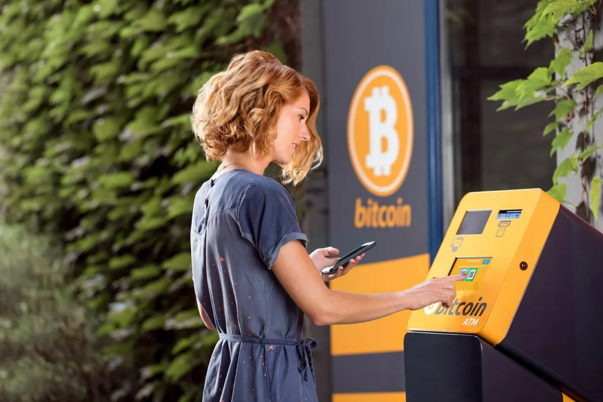 Úc đình chỉ Cryptolink, khóa 96 ATM tiền mã hóa