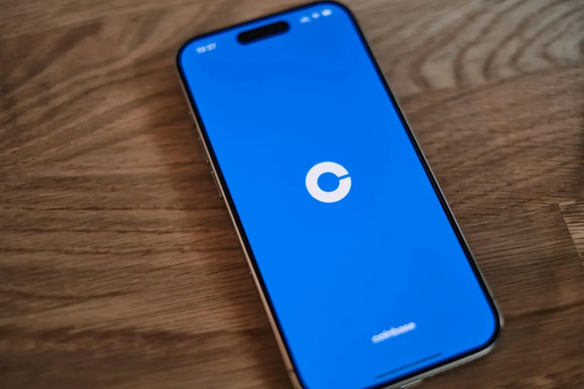 Coinbase được cấp phép bán cổ phiếu và phái sinh tại Anh