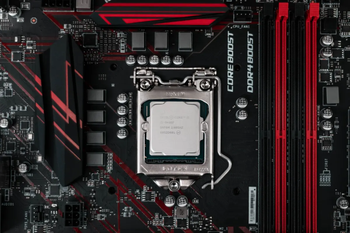 Jim Cramer: CEO Lip-Bu Tan Giải Quyết Vấn Đề Nhà Máy Intel