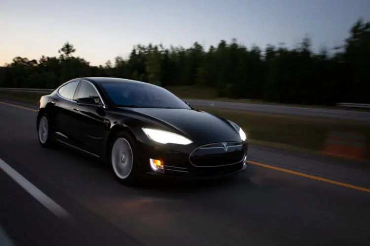 Tesla có phải là cổ phiếu EV tốt nhất để đầu tư theo quỹ phòng hộ?