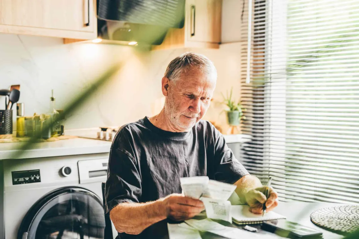 Chi Tiết Chi Tiêu Người Nghỉ Hưu 65+: Nhà, Ăn, Xe, Y tế