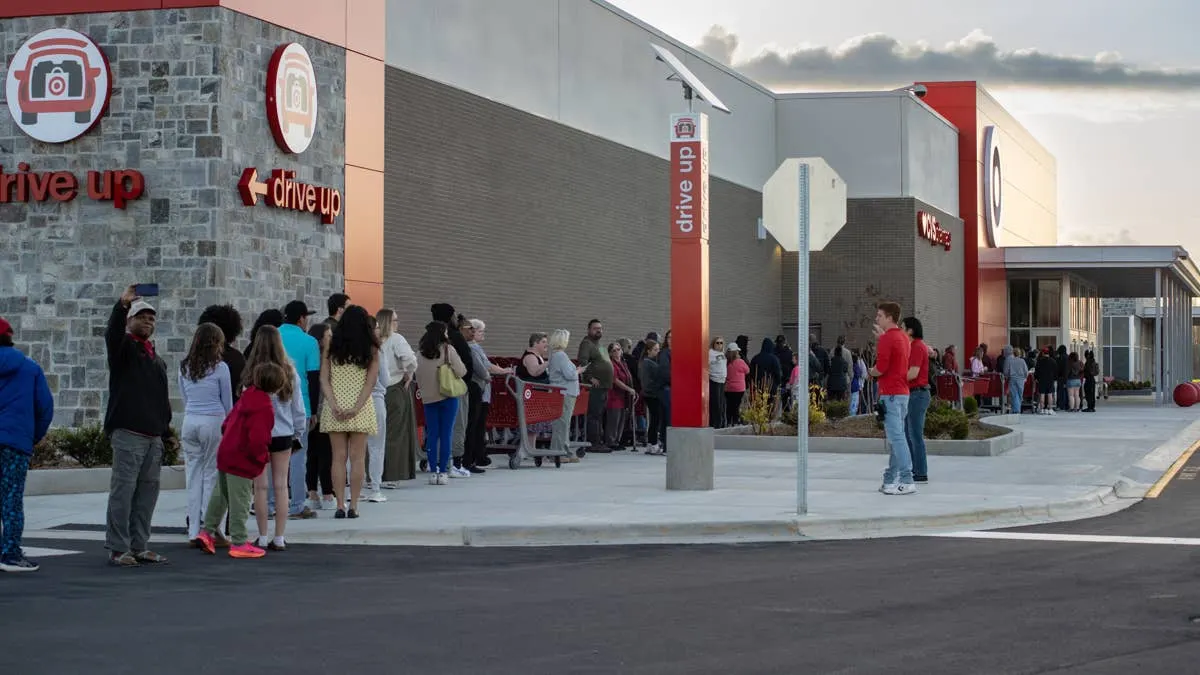 Target bắt tay Hollister: Cú hích doanh thu mùa tựu trường