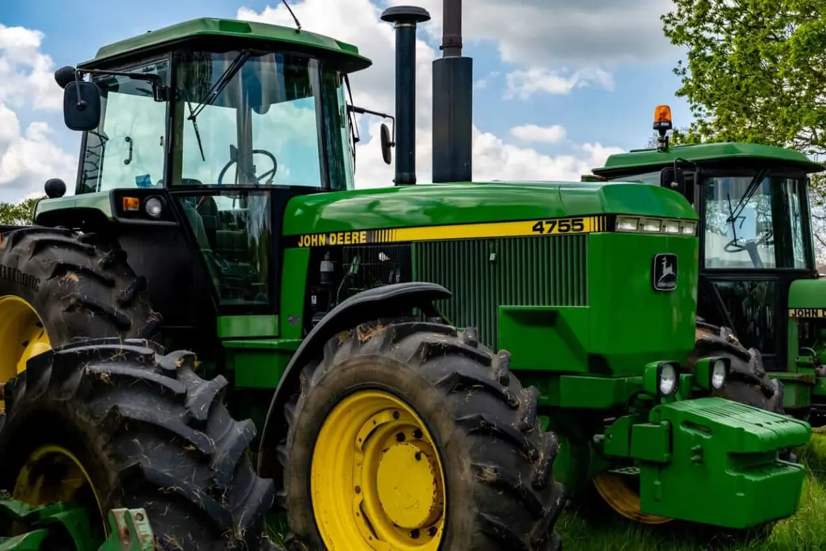 Thị trường Mỹ phát tín hiệu cảnh báo: Deere tăng, Nasdaq giảm