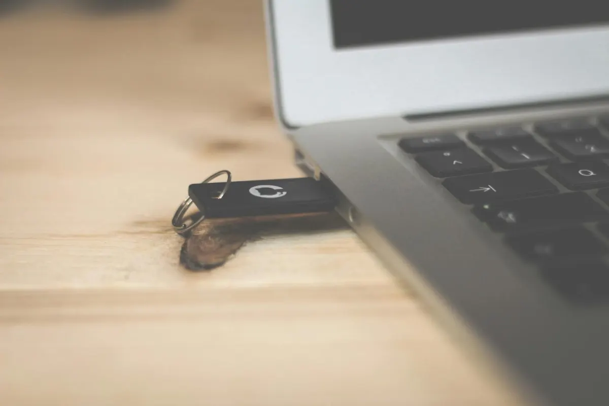 Cảnh báo: Mã độc USB đánh cắp ví tiền điện tử