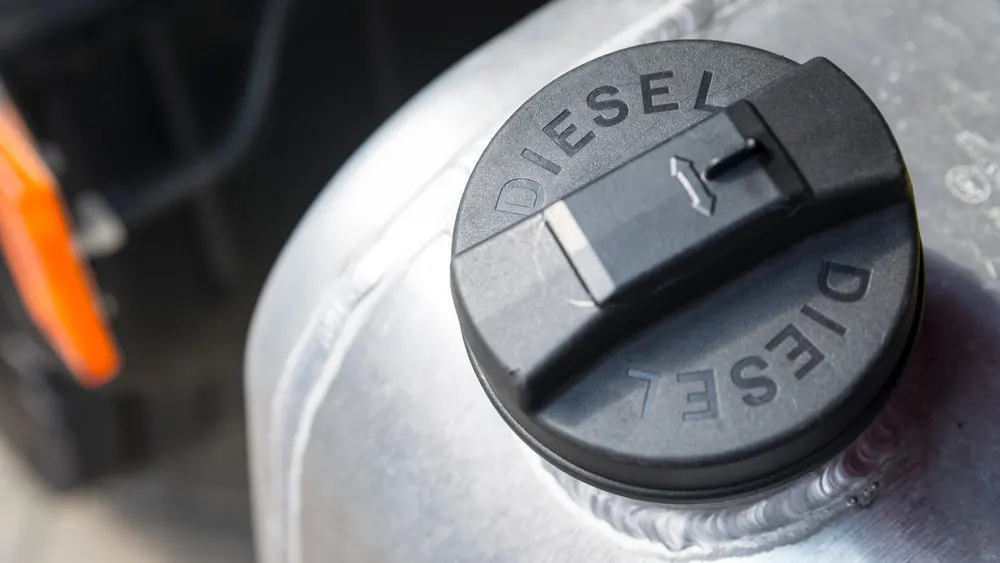 Trump hoãn thuế federal trên diesel nhuộm đỏ khi giá xăng dầu lên $6,32