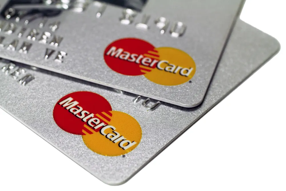 Fiserv (FISV) có đuổi kịp đà tăng trưởng của Mastercard (MA)?