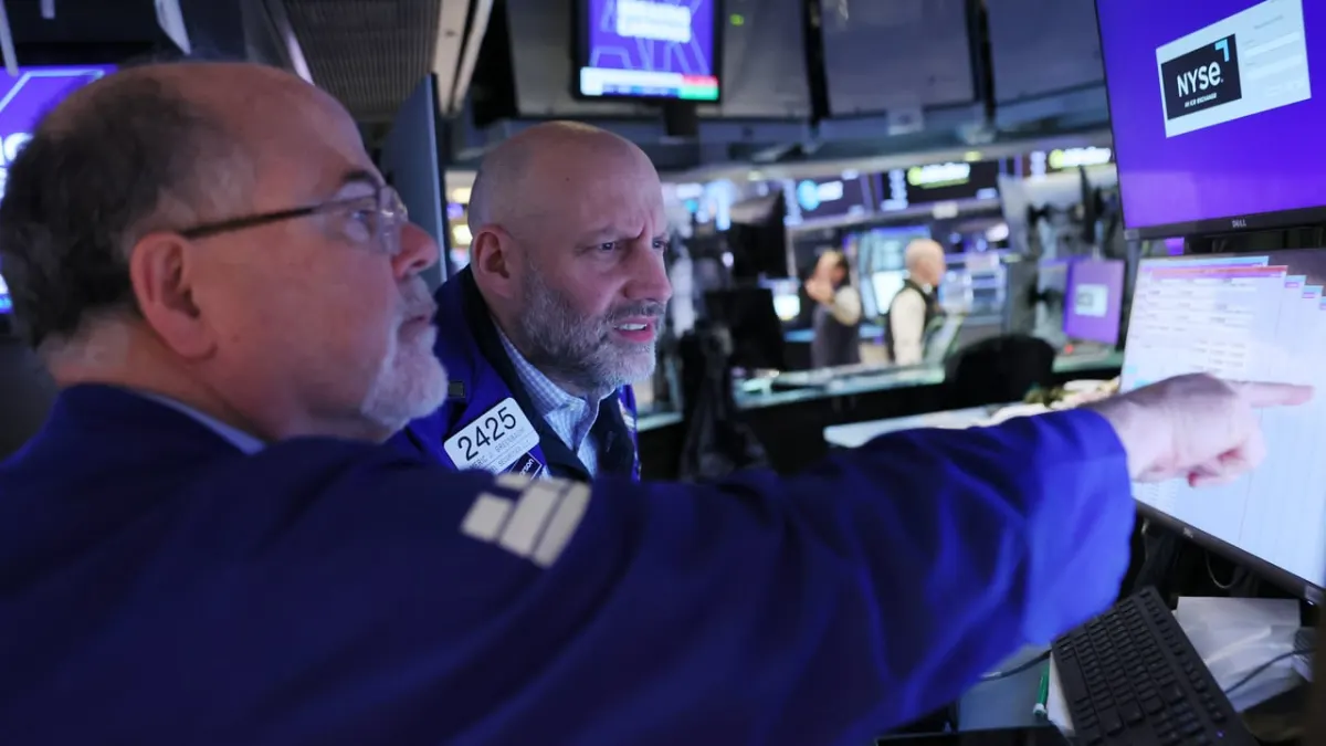 Dow Jones giảm 900 điểm khi giá dầu tăng vọt