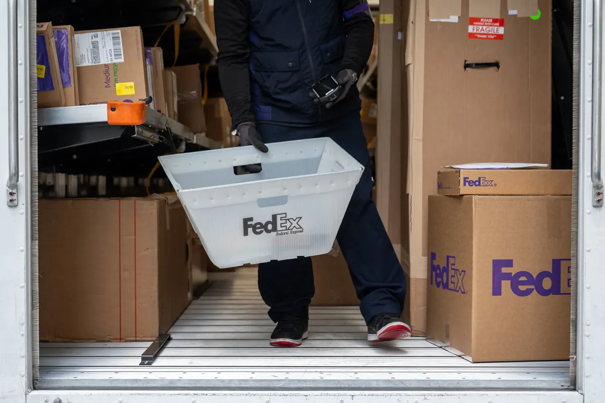 Vì sao cổ phiếu FedEx giảm dù kết quả kinh doanh tốt?