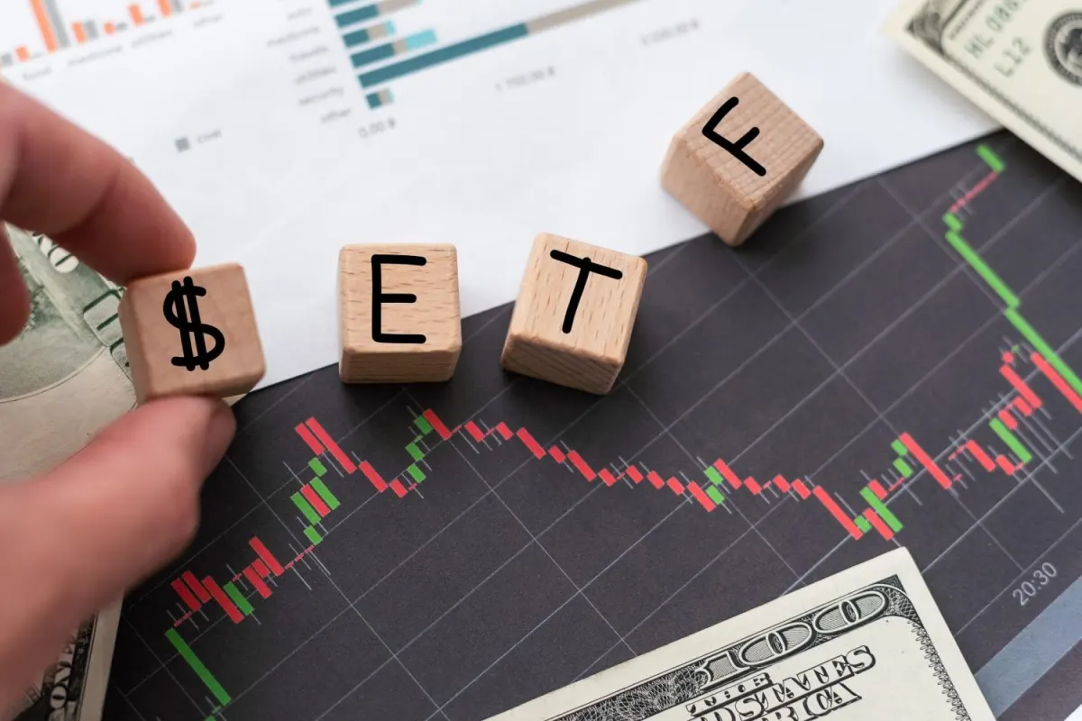 SCHG ETF: 10 năm tăng 445%, 2026 kém SPY