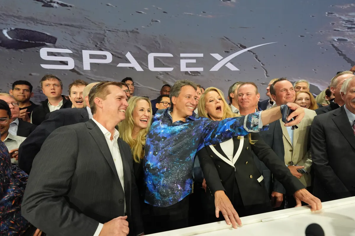 Chứng khoán Mỹ tăng điểm, SpaceX bùng nổ ngày chào sàn