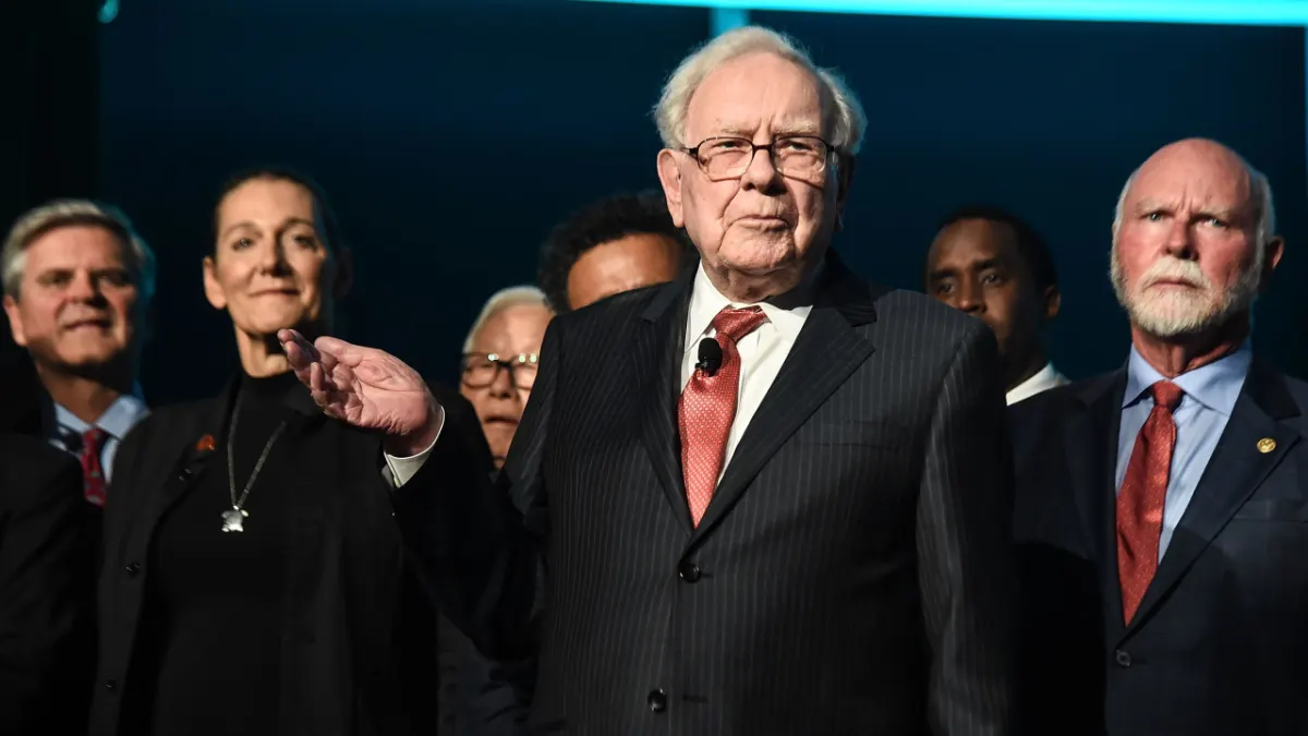 Warren Buffett: Đầu cơ chứng khoán giống như đánh bạc