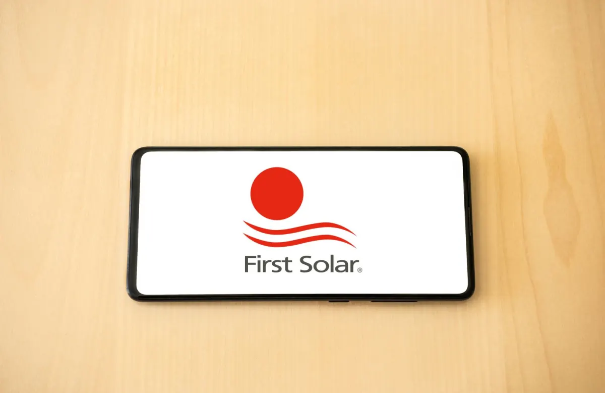 First Solar (FSLR) có đang underperform so với Nasdaq?