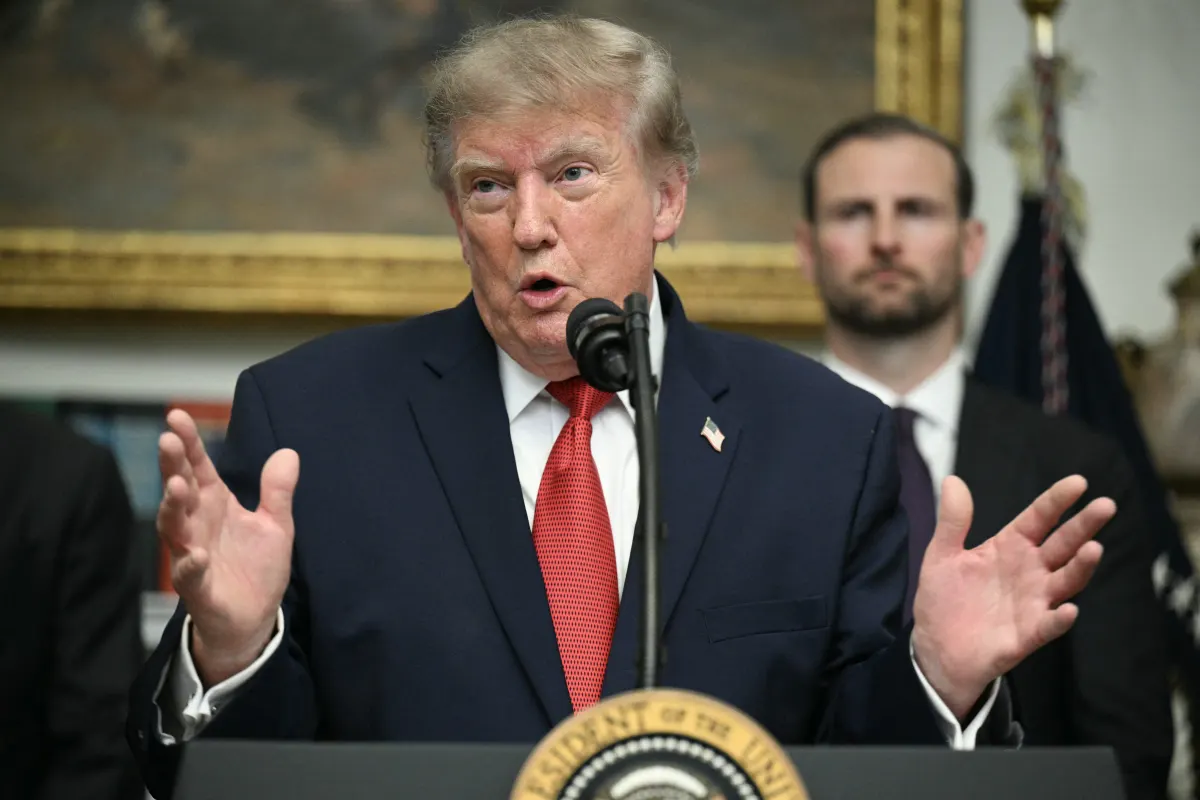 Trump chỉ trích Fed, đòi hạ lãi suất USD