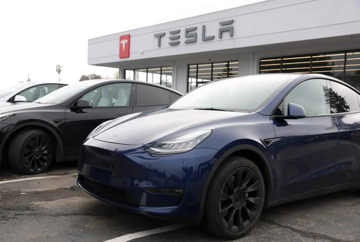 Cổ phiếu Tesla tăng 6%, nhóm xe điện bùng nổ mạnh