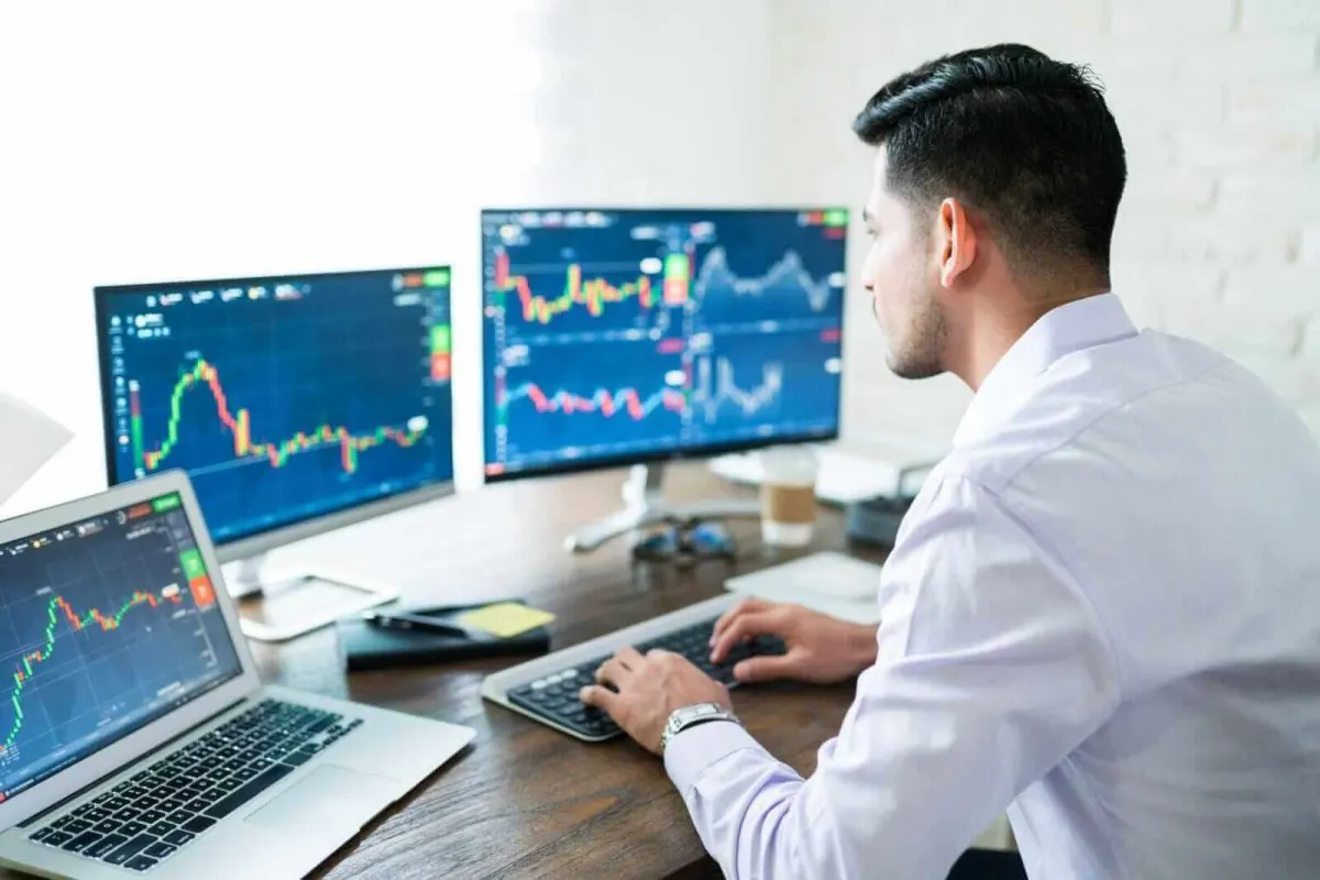 Cổ phiếu Apollo Global (APO) có yếu thế hơn Nasdaq?